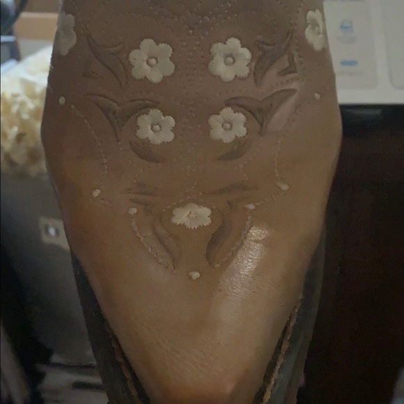 Durango cowboy boot. Tan with lace like details white embroidered flowers - Picture 3 of 8